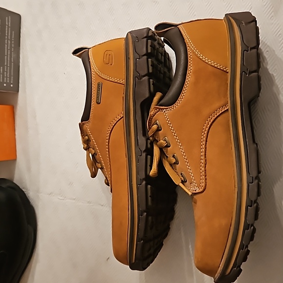 EUC Sketchers 9.5 waterproof shoes - Picture 3 of 5